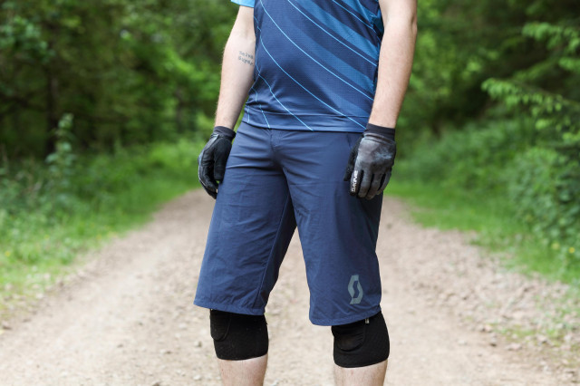 2021 scott trail vertic short hero.jpg