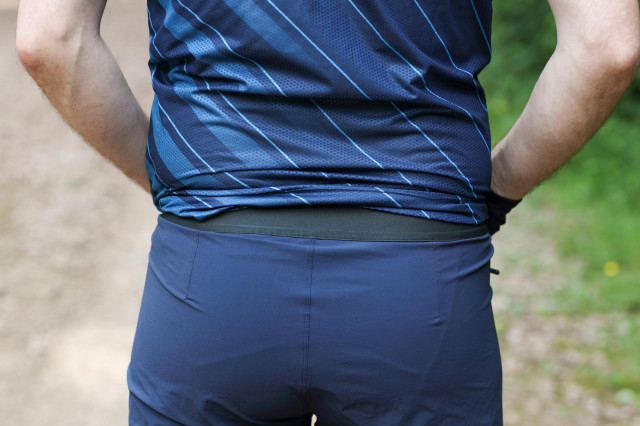 2021 scott trail vertic short waistband back.jpg