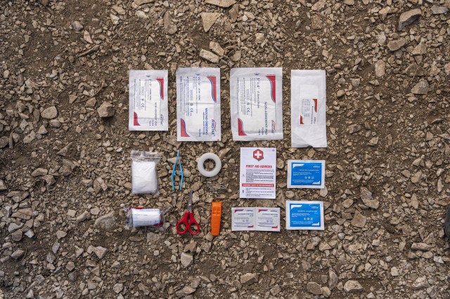 2021 sendhit mtb first aid kit contents out.jpg