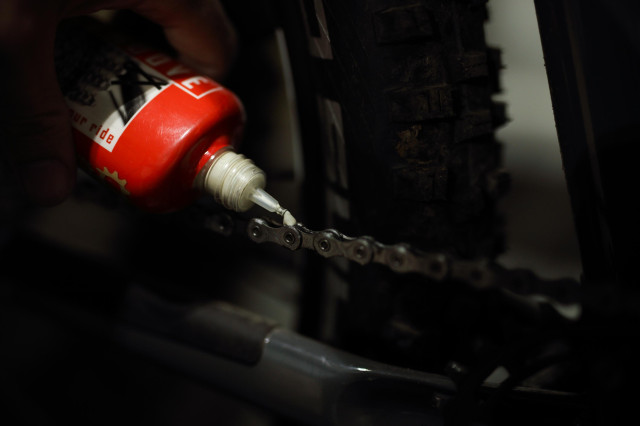 2021 smoove universal chain lube application.jpg