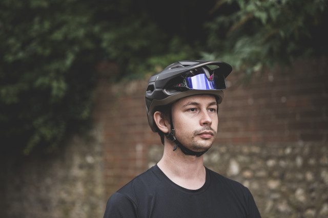 2021 specialized tactic 4 glasses stow.jpg