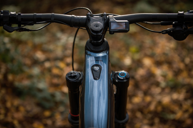 2021 vitus e-sommet cockpit.jpg