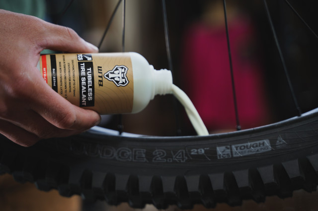 2021 wtb TCS tubeless tyre sealant pour.jpg