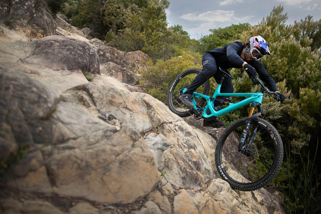 2021 yt Capra_Core_4_NoxBlue_Action 2.jpg