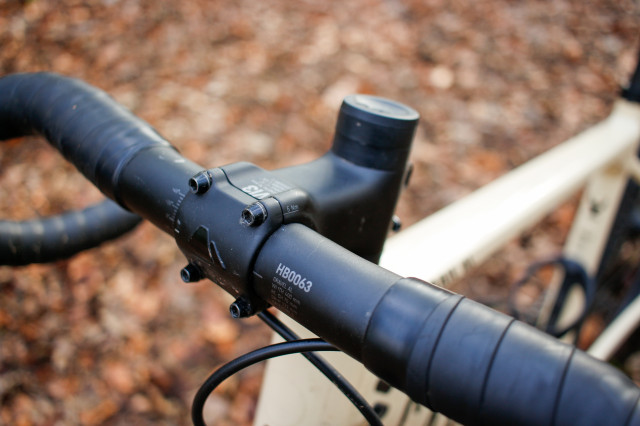 2022 Canyon Grail AL 7 eTap Rival-handlebar.jpg