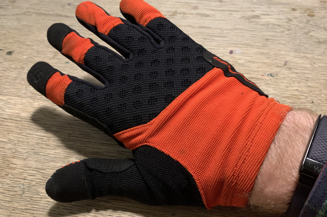 2022 Decathlon ST 500 gloves - back.jpg