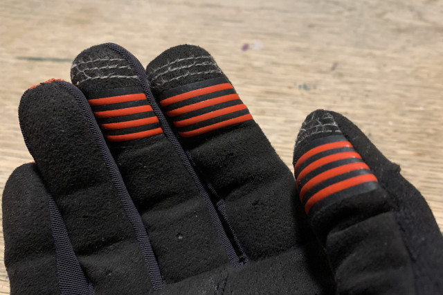 2022 Decathlon ST 500 gloves - fingertips.jpg