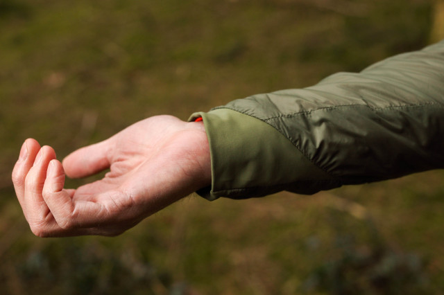 2022 Endura GV500 Insulated Jacket Cuff.jpg