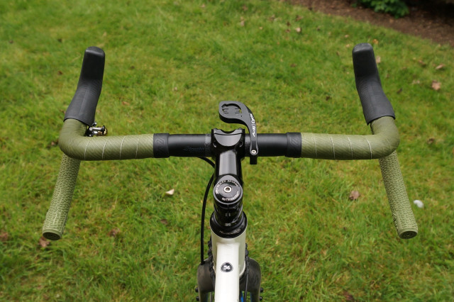 2022 Ere Tenaci Handlebar Cover Behind.jpeg