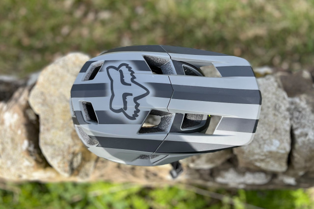 2022 Fox dropframe mountain bike helmet 001.jpg