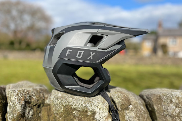 2022 Fox dropframe mountain bike helmet 003.jpg