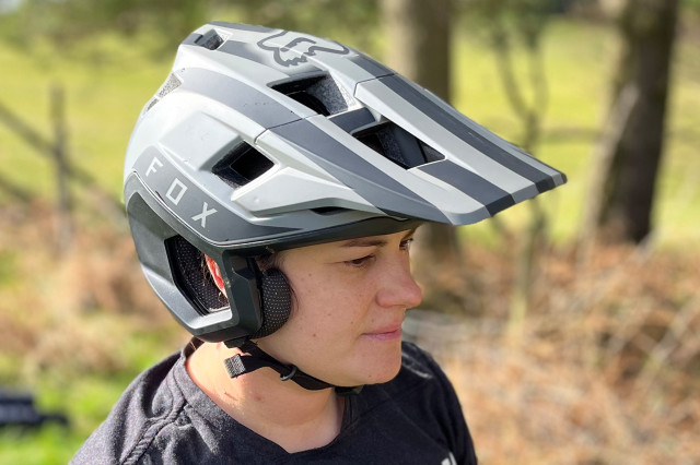 2022 Fox dropframe mountain bike helmet 008.jpg