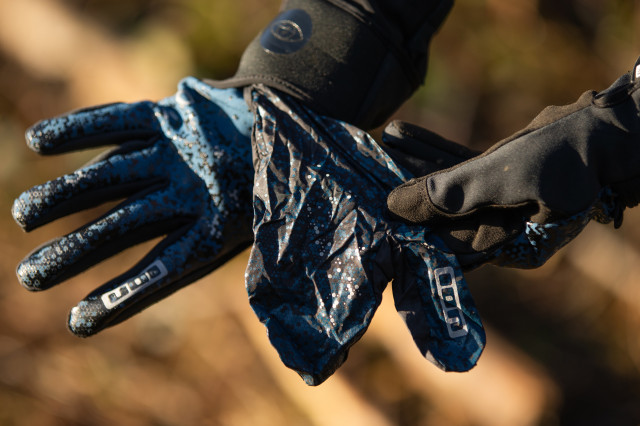 2022 ION Traze Amp Mountain Bike Gloves 004.jpg