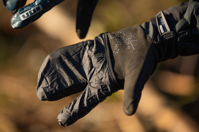 2022 ION Traze Amp Mountain Bike Gloves 006.jpg