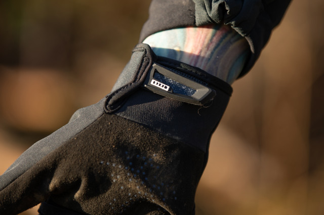 2022 ION Traze Amp Mountain Bike Gloves 008.jpg