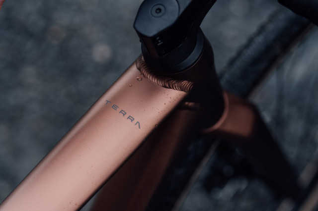 2022 Orbea Terra Hydro top tube logo.jpg