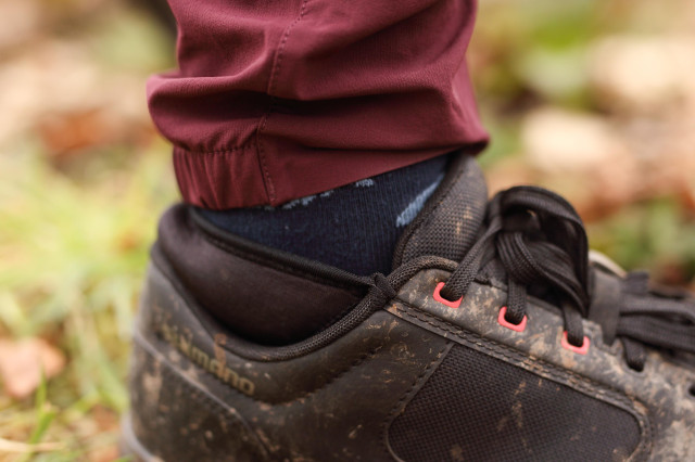 2022 Rapha Trail Pants cuff.jpg
