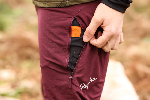 2022 Rapha Trail Pants thigh pocket.jpg