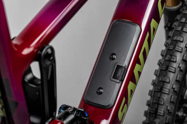 2022 Santa Cruz Hightower glovebox.jpg