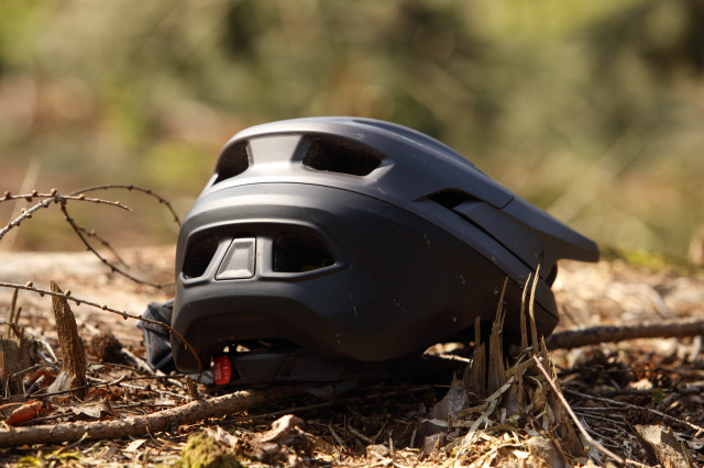 2022 Specialized Camber rear 3q.jpg