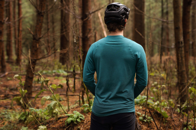 2022 Specialized Men’s Trail Long Sleeve Jersey rear.jpg