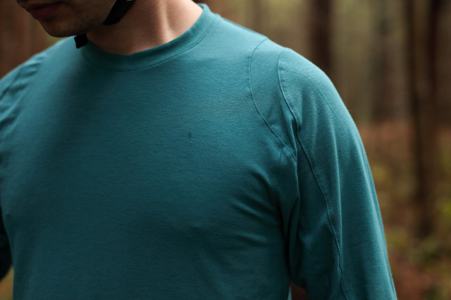 2022 Specialized Men’s Trail Long Sleeve Jersey shoulder.jpg