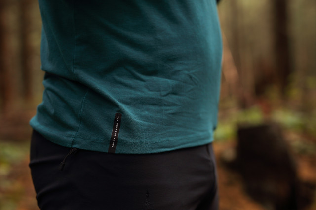 2022 Specialized Men’s Trail Long Sleeve Jersey side.jpg
