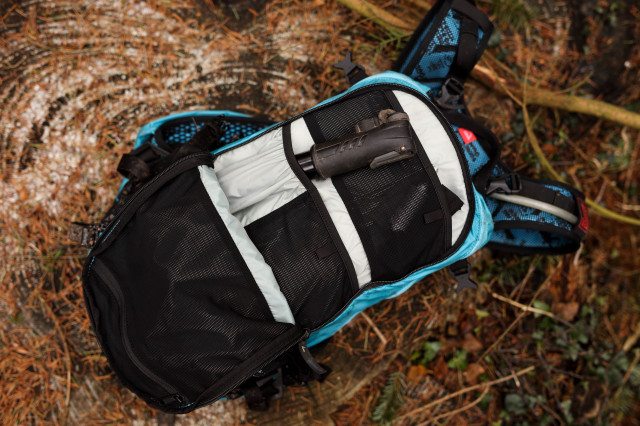 2022 USWE Shred 16 daypack organizer pocket.jpg