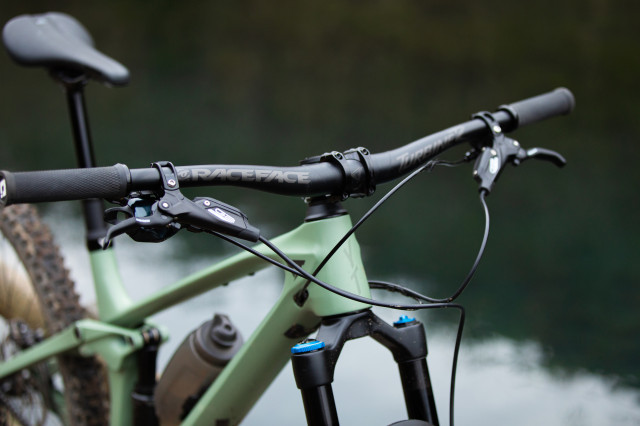 2022 YT Izzo Core 3 cockpit handlebars.jpg