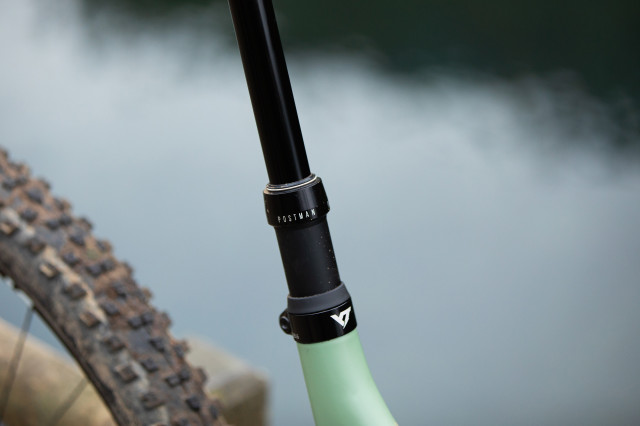 2022 YT Izzo Core 3 postman dropper post 002.jpg