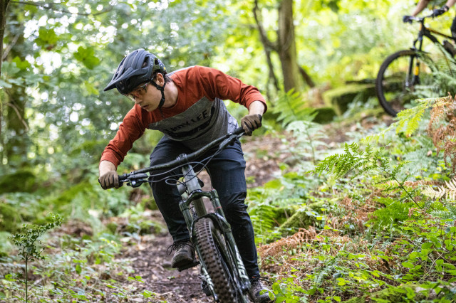 2022 abus cliffhanger mips riding 2.jpg