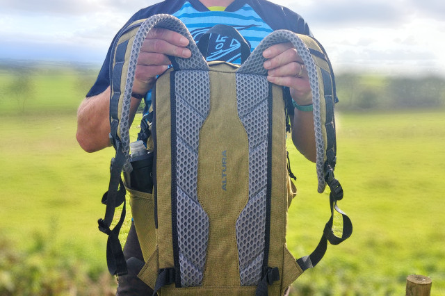 2022 altura chinook backpack back.jpg