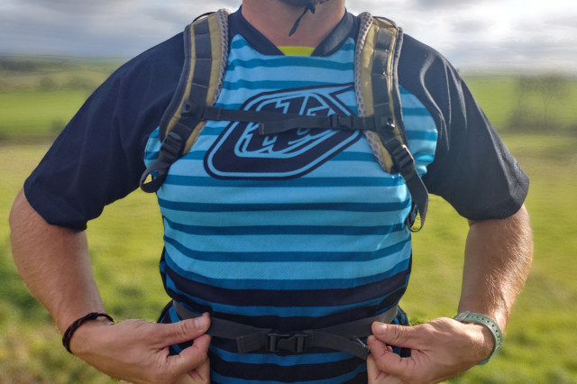 2022 altura chinook backpack chest and waist straps.jpg