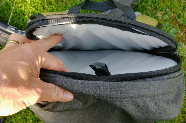 2022 altura chinook backpack hydration bladder compart.jpg