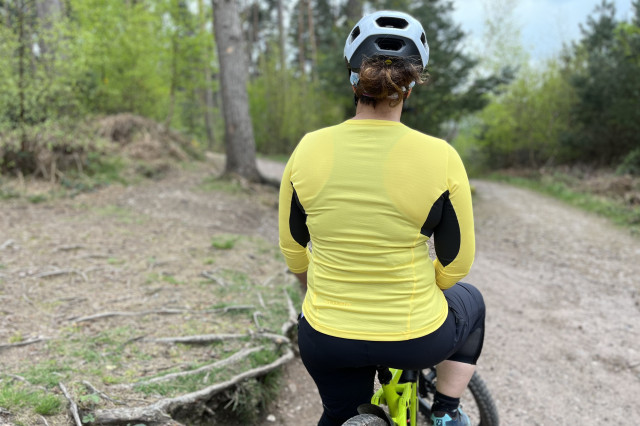2022 altura kielder jersey on bike.jpg