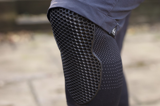 2022 armaurto arma hex knee pads pad close.jpg