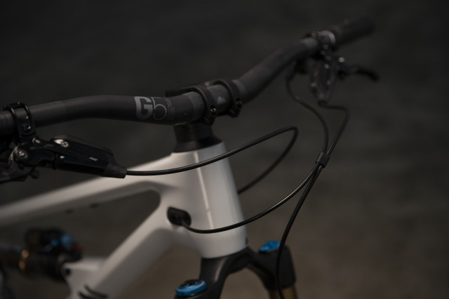 2022 canyon SPECTRAL 125 CF 9 GREY cockpit.jpg