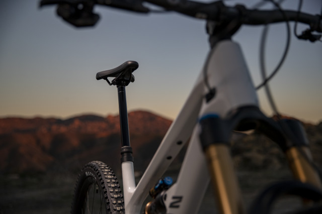 2022 canyon SPECTRAL 125 CF 9 GREY seat post.jpg
