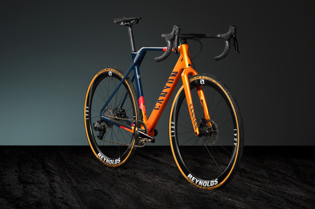 2022 canyon inflite cf slx 9 hero.jpg