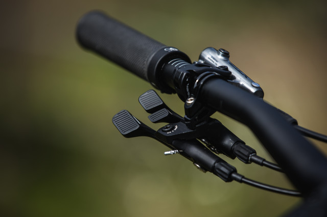2022 canyon strive CFR shapeshifter lever.JPG