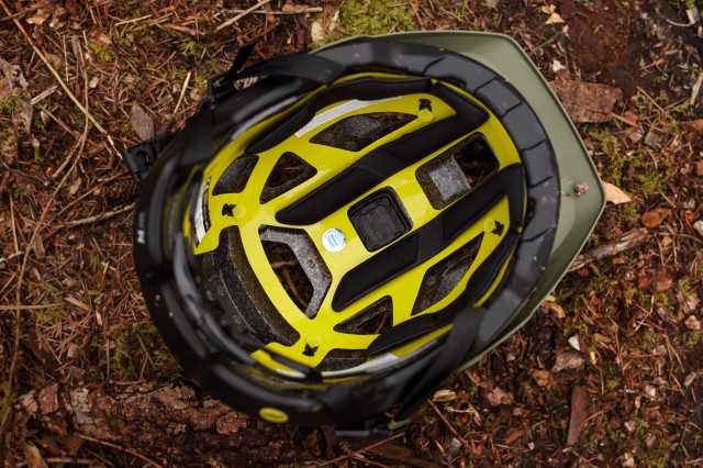 2022 cube mtb strover helmet interior.jpg