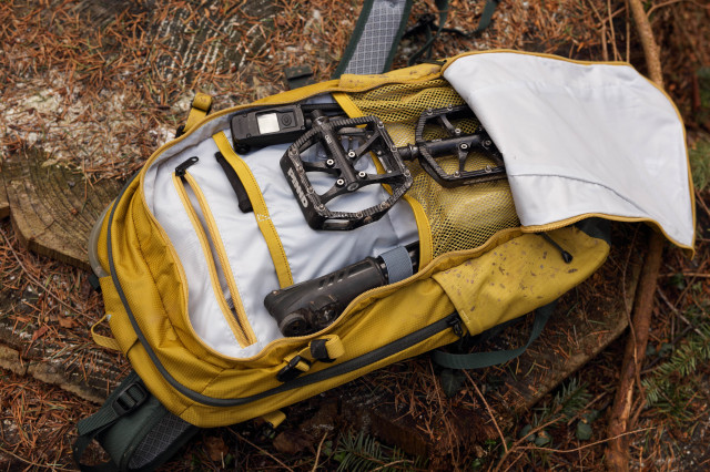 2022 deuter flyte 14 organiser.jpg