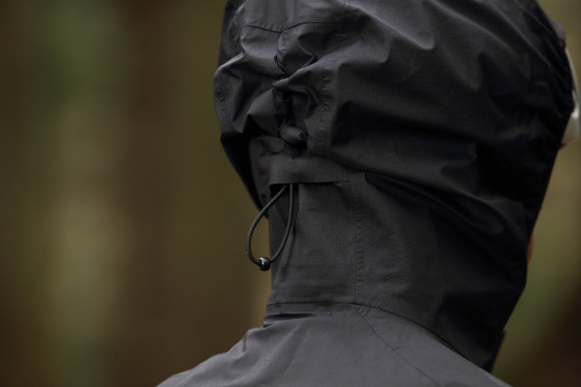 2022 endura gv500 waterproof hood rear.jpg