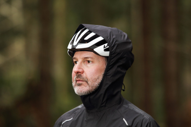 2022 endura gv500 waterproof hood up 1.jpg