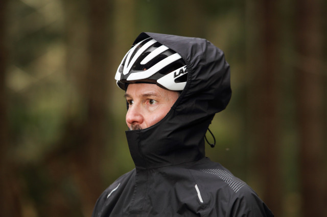 2022 endura gv500 waterproof hood up 2.jpg