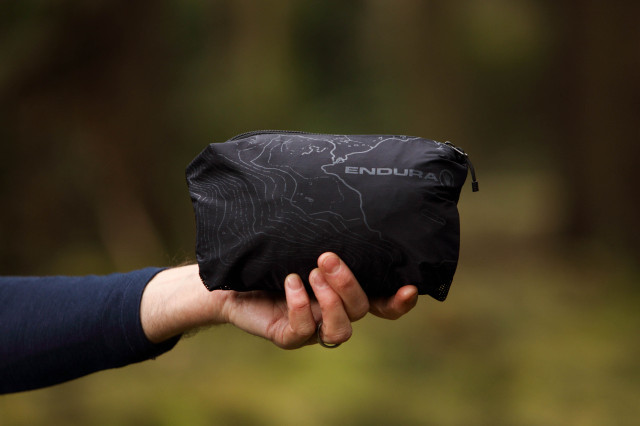 2022 endura gv500 waterproof packed.jpg