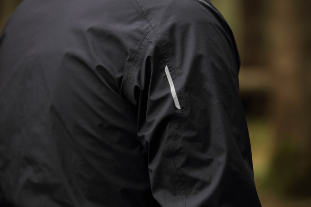 2022 endura gv500 waterproof shoulder logo.jpg