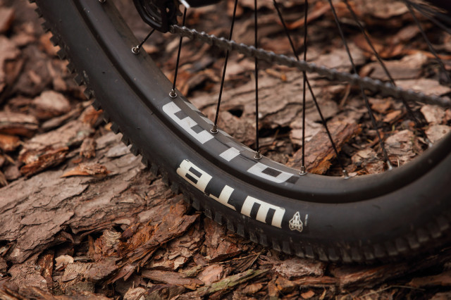 2022 forme black rocks ht 1 wheel tyre.jpg