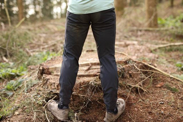 2022 fox defend fire bib pants rear.jpg