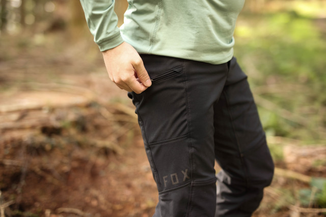 2022 fox defend fire bib pants side pocket.jpg